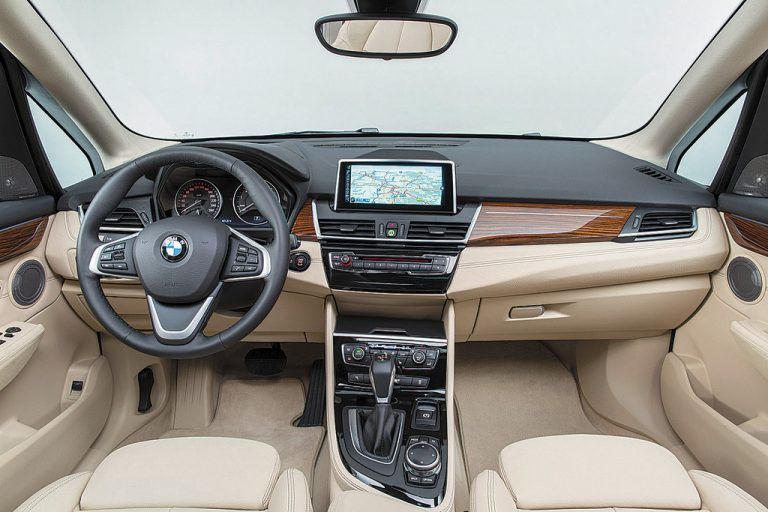 Übersichtlich und funktional ist das Cockpit.