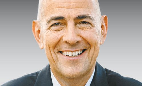 Ulrich SchumacherCEO Zumtobel Group AG Ulrich Schumacher war im Vorstand von Siemens und managte die Ausgliederung von Infineon. Seit 2013 ist er Vorstandschef der Zumtobel Group AG. Er ist der Mann, der Zumtobel durch den Tech-nologiewandel führen soll. Der Elektrotechniker gilt als Kory-phäe für Halbleitertechnologie und als Vordenker und Kenner des asiatischen Marktes.