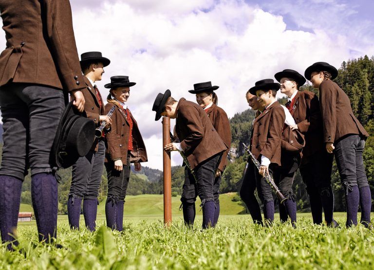 Umgang BregenzerwaldZwölf neue Rundwege führen durch 13 Bregenzerwälder Dörfer. An jedem Weg lenken Infosäulen die Aufmerksamkeit auf ein Gebäude, auf Besonderheiten der Kulturlandschaft, auf handwerkliche und kulturelle Details.