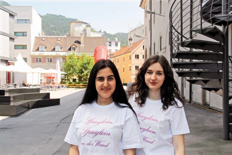 Uns hat es großen Spaß gemacht, die Texte zu verfassen. Besonders interessant war das Interview mit Alice. Am Tag der Veranstaltung war es cool, mit vielen jungen Mädchen über das Thema Schönheit zu sprechen und viele unterschiedliche Ansichten zu hören. Selina & Hannah