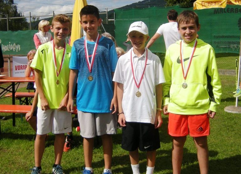 Unter 11 (v. l.): Saladin Budic, Aleks Dzuvelekovic, Valentin Werner und Moritz Nettinger.