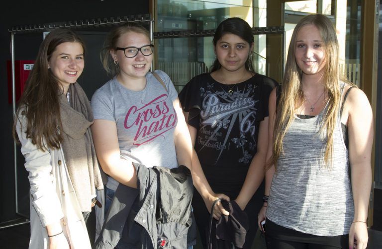 Unter den Gästen auch die Gymnasiastinnen Stella Galehr, Sarah Hubmann, Serife Demir und Carmen Faißt (v. l.)