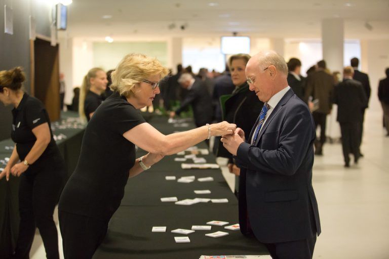 Unterlagen und Namensschilder müssen ausgegeben werden.