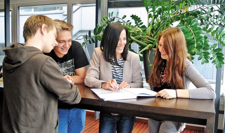 Ursula Humpeler (m.): „Keine Zeit ist besser investiert, als diejenige in die Ausbildung unserer Lehrlinge.“ inhaus