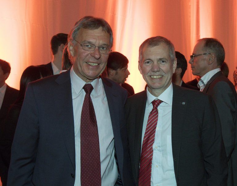 (v. l.) Georg Comploj (Getzner) mit VLV-Direktor Robert Sturn.