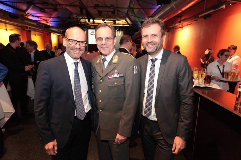 V. l. Johann Schallert, Militärkommandant Ernst Konzett und Herbert Loos.