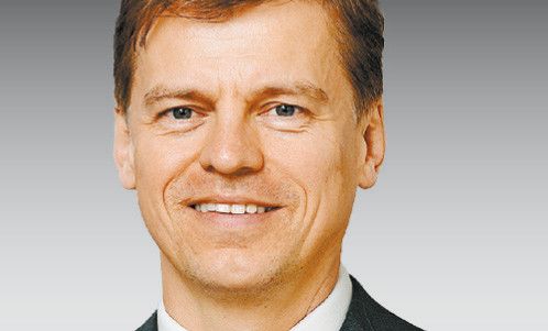 Veit Dengler CEO NZZ-Mediengruppe Veit Dengler studierte an der Kennedy School of Government und an der Wirtschaftsuniversität Wien. Top-Positionen bei Procter&Gamble in Wien, McKinsey in Paris und LA, T-Mobile in London und Dell in Bratislava. Seine neue Aufgabe: Als erster Nicht-Schweizer soll der Grazer die NZZ-Mediengruppe in die digitale Zukunft führen.