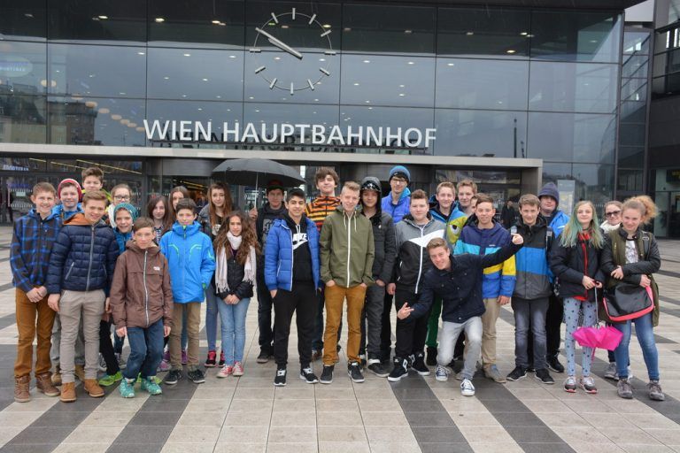 Vergangene Woche lösten die Schüler der VMS Schwarzach ihren Preis ein und besuchten auf Einladung der ÖBB Wien. Foto: VMS Schwarzach