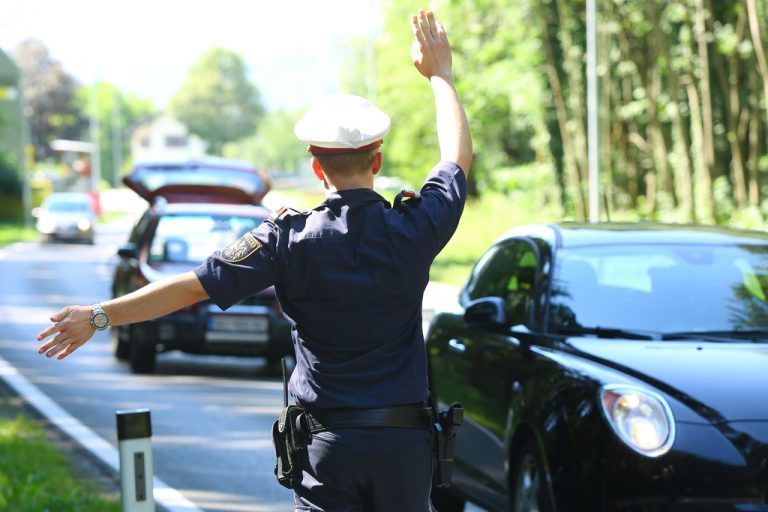 Wird die Polizei wieder die Grenzen kontrollieren? Bayern will das, Vorarlbergs Politik versteht es.  Foto: VN/HB