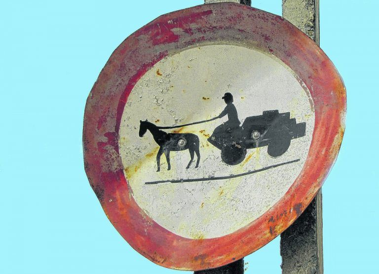 Verkehrsschild – Achtung Pferdegespann.