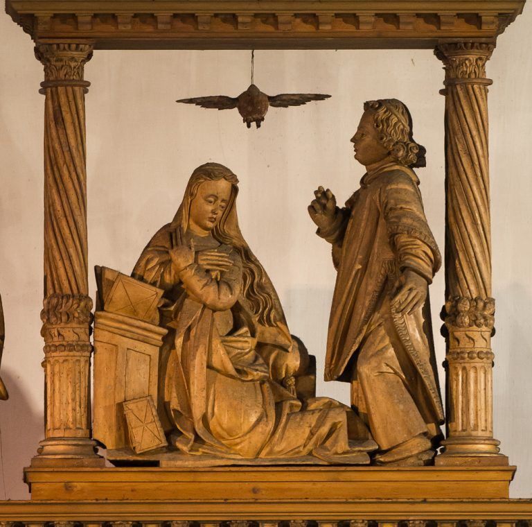 VerkündigungAn einem Faden schwebt der Heilige Geist über der Verkündigungsszene: Der Engel Gabriel verheißt der Jungfrau Maria die Geburt des göttlichen Kindes. Der Evangelist Lukas überliefert seine Worte: „Sei gegrüßt, du Begnadete, der Herr ist mit dir.“