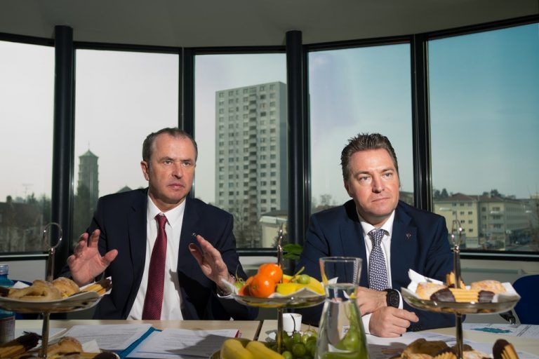 Vertriebsvorstand Franz Meingast (l.) und Landesdirektor Markus Stadelmann können zufrieden sein. KH