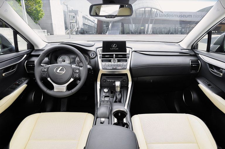 Viele Tasten im übersichtlichen Cockpit.