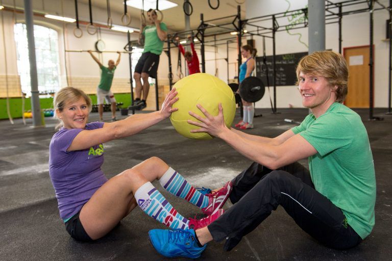 Vielfalt: Während sich die anderen an Stangen und mit Gewichten abmühen, nehmen es Sarah und Christoph Trappel ein bisschen gemütlicher.
