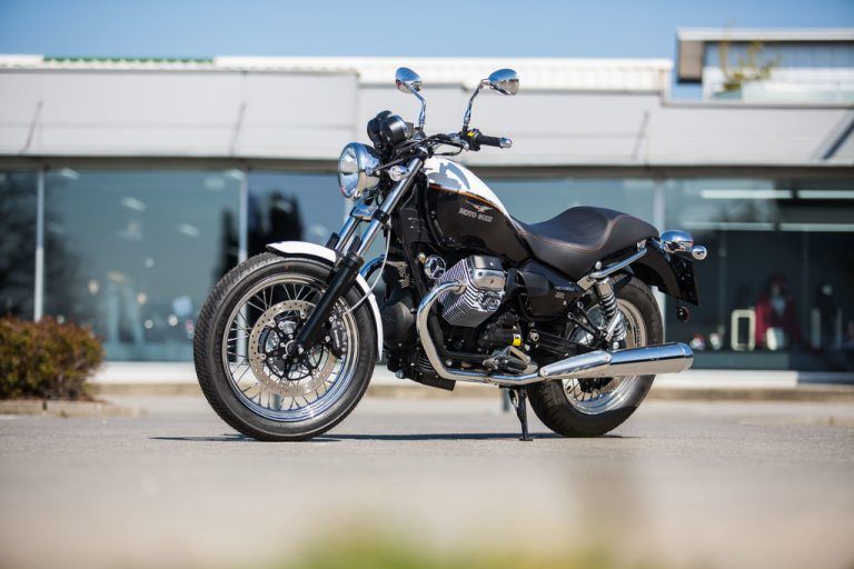 Vierteljahrhundert750 Kubik und 50 PS reichen nirgendwohin? Die Moto Guzzi Nevada belehrt Skeptiker eines Besseren. Der kleine Cruiser feiert nächstes Jahr 25. Geburtstag und ist immer noch fesch anzuschauen. Derzeit um 9000 Euro zu haben.