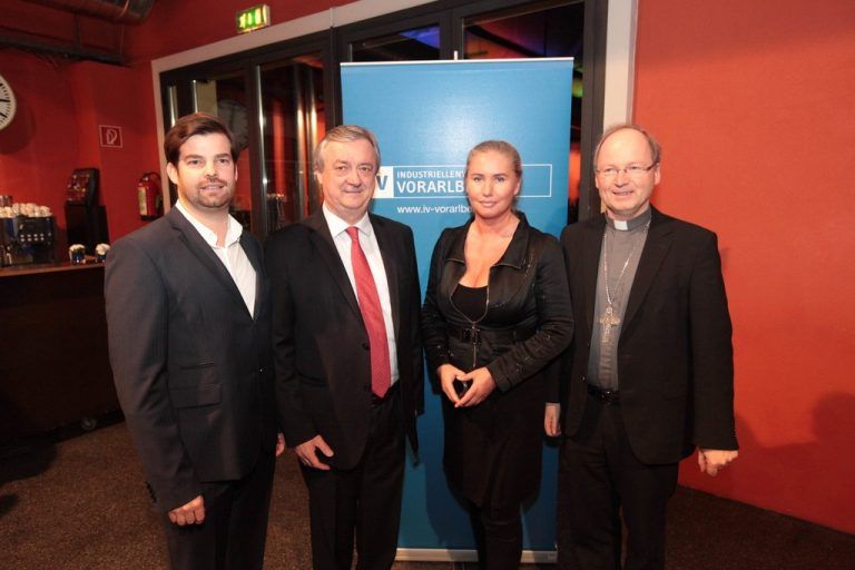 V.l.: IV-Geschäftsführer Mathias Burtscher, IV-Präsident Hubert Bertsch, VN-Chefredakteurin Verena Daum-Kuzmanovic und Bischof Benno Elbs.