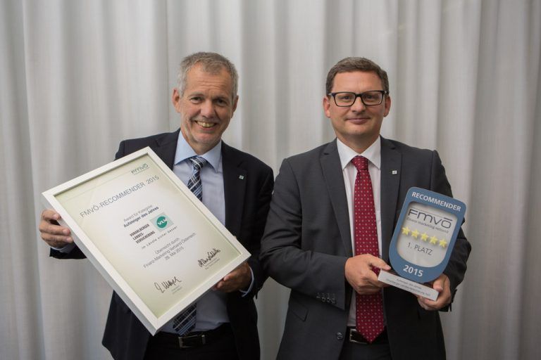 VLV-Direktoren Robert Sturn und Klaus Himmelreich mit ihren Auszeichnungen. Foto: VN/Hartinger