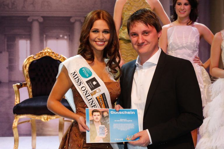 VOL.AT-Chefredakteur Marc Springer überreichte Maria den Preis.