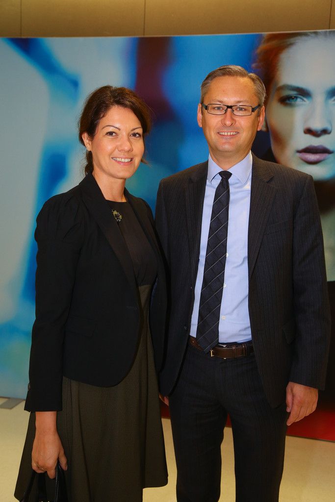 Volksbank-Vorstandschef Gerhard Hamel mit Petra Stieger.