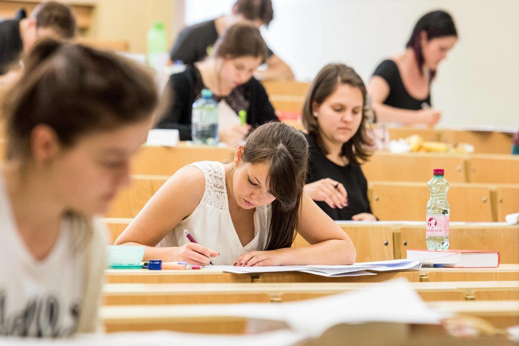 Das Warten hat ein Ende. Alle 22 Schüler der 5B schafften Zulassung zu Reifeprüfung.