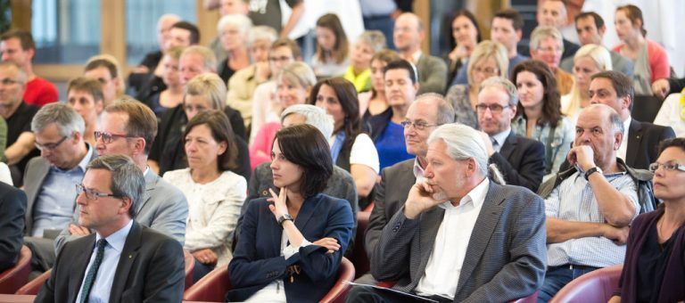 Volles Haus beim Vorarlberger Standortgespräch in der Aula der Fachhochschule Vorarlberg. Fotos: Philipp Steurer