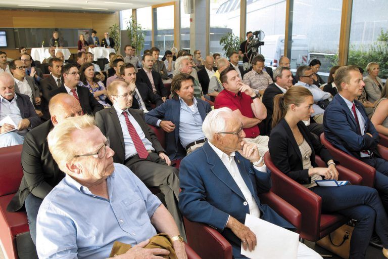 Volles Haus in der Fachhochschule Vorarlberg: Fritz Zumtobel gab Einblick in die Firmenphilosophie. Fotos: Roland Paulitsch