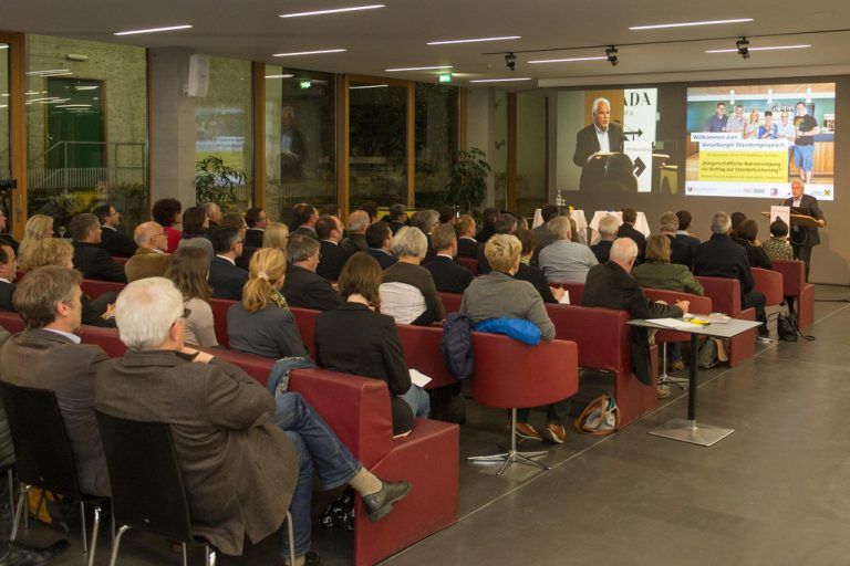 Volles Haus in der FH Vorarlberg beim Standortgespräch zum Thema Nahversorgung. Fotos: D. Stiplovsek