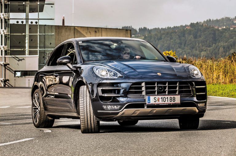 Von der Forststraße auf die Rennstrecke: Der Porsche Macan Turbo macht auf jedem Terrain gute Figur. Fotos: VN/Steurer