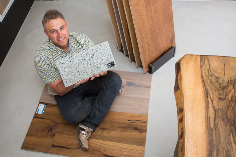 Von Holz bis Beton: Im eigenen Schauraum berät Martin Fischer persönlich. Fotos: VN/Steurer