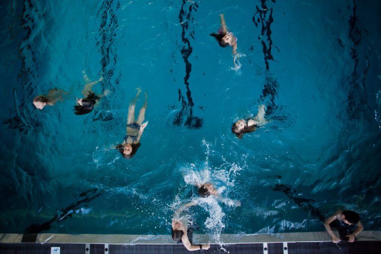 Vor allem Kinder lieben das Wasser. Dies können Eltern gut nützen, um sie zum gesunden Schwimmen zu bringen.  Foto: VN/Steurer