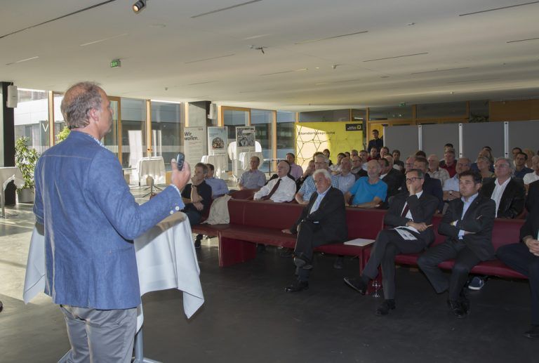 Vor allem Kommunalpolitiker zeigen aus gutem Grund Interesse an der Versorgung der Gemeinden mit leistungsstarken Internetverbindungen. Fotos: VN/Paulitsch