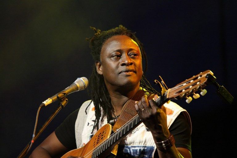 Vor allem wegen seiner mitreißenden Live-Auftritte wurde Habib Koité zu einem der großen Stars der Weltmusik.Habib Koité