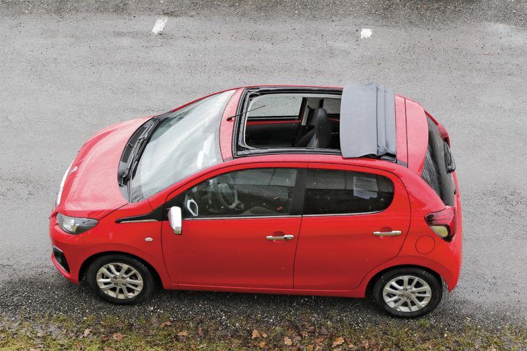 Vorfreude auf den Sommer: Wenn das Stoffverdeck offen ist, wird der Peugeot 108 zum Frischluft-Föhn. Fotos: vn/paulitsch