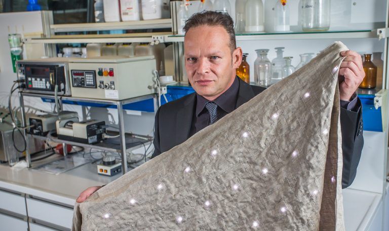 Vorsprung durch ForschungGünter Grabher wurde anfangs belächelt. Wie sollte aus Stickerei ein High-tech-Produkt werden? Doch er hat weitergemacht.» Auto- und FlugzeugindustrieTextil kann mehr. Heute arbeiten Unternehmen der Grabher Group mit Autofirmen und haben Aufträge aus der Flugzeugindustrie.