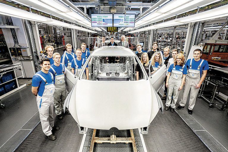 VW-Lehrlinge bringen ein Showcar an den Wörthersee. Foto: werk