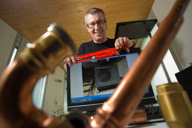 Wärmetechniker Peter Maier mit seinen Werkzeugen, in seinem Büro daheim in Feldkirch. Foto: VN/Hartinger