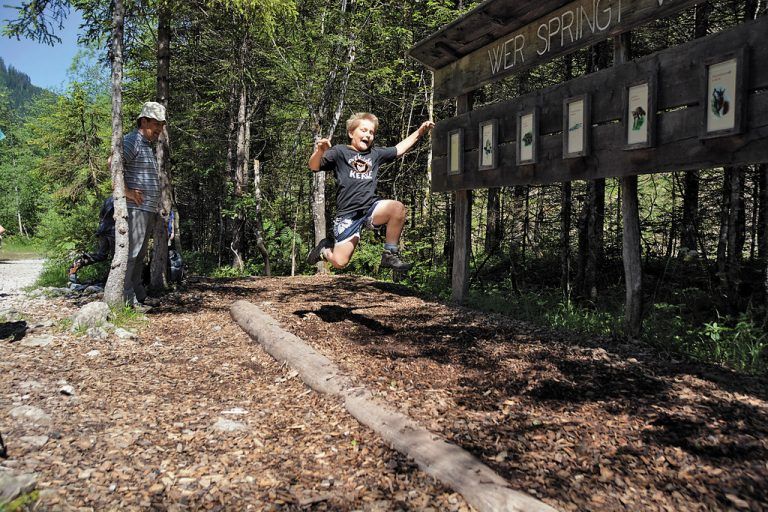 Walderlebnispfad MarulAbwechslung und Spaß für die ganzeFamilie sind dank zweier unterschiedlich langer Rundwege garantiert. Ausgangspunkt für beide Wege ist der Wanderparkplatz in Marul.