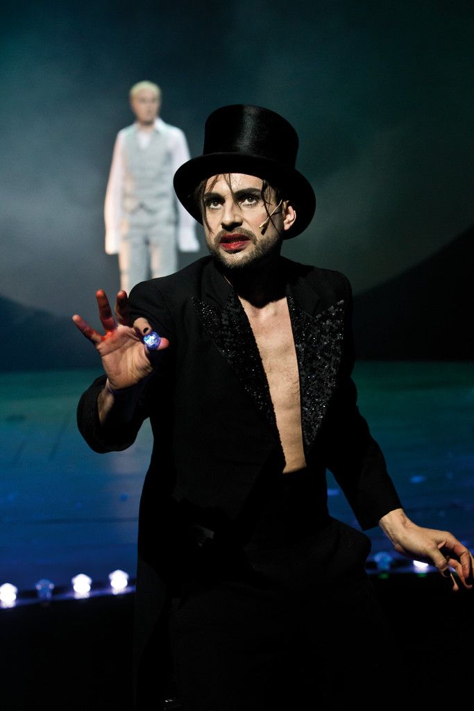 Wandelbar: Aurel Bereuter als Stelzfuß in Tom Waits Musical „The Black Rider“.  Foto: Theater Münster