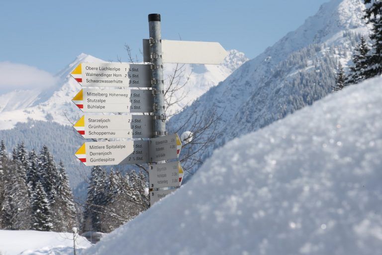 Wandern im SchneeDie Walser Wanderwege zählen zu den attraktivsten im Alpenraum. Sie bieten eine herrliche Sicht in die Bergwelt der nördlichen Alpen - besonders an sonnigen Schneetagen.