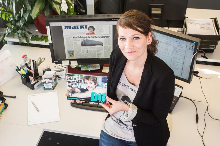 WDA-Absolventin Evi Steurer ist bei der Firma Meusburger unter anderem für die Lehrlingskampagne verantwortlich. FOTOS: PHILIPP STEURER