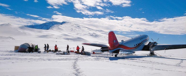 Weil die Maschine aufgrund des Übergewichts nicht wie geplant im Krater landen konnte, mussten die Bergsteiger einen mühsamen Aufstieg in Kauf nehmen.