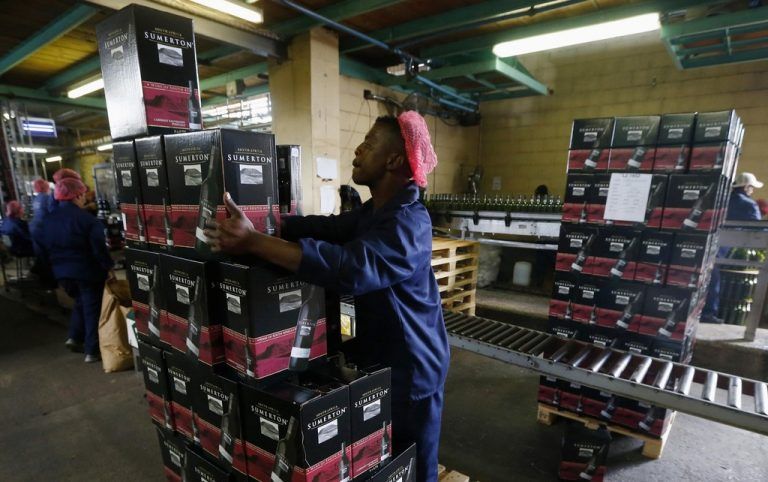 Wein ist einer der Exportschlager aus dem Süden Afrikas. Bei der Wirtschaftreise wird auch eine Kellerei mit Vorarlberger Besitzern besucht. Foto: Reuters