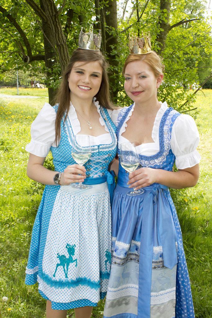 Weinprinzessin Lena Waltle und Weinkönigin Kathrin Watzdorf (v.l.) begrüßen an diesem Wochenende die Weinfreunde in Feldkirch. Foto: MD Franc