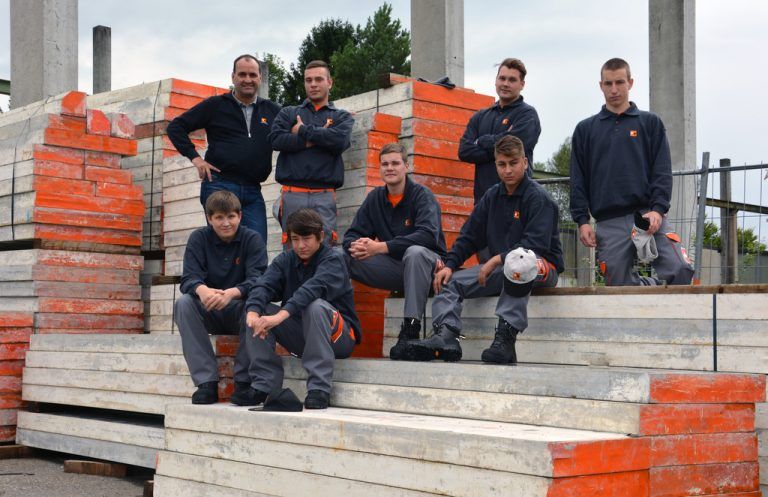 Wilhelm+Mayer: Sechs Maurer und ein Betonfertiger haben ihre Lehre begonnen. Damit kann das Bauunternehmen seinen Lehrlingsstand von 26 Lehrlingen halten und bleibt einer der größten Ausbildungsbetriebe in der Region.