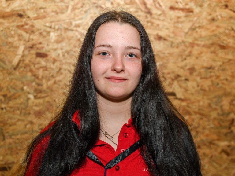 Wir haben gelernt, wie man richtig spachtelt und lackiert. Ich habe viel in der Theorie gelernt. Es war spannend, es auch in der Praxis anwenden zu können. Es macht großen Spaß mit den Lehrlingen aus anderen Betrieben zu arbeiten. Jana Herditschke, 19, Dortmund