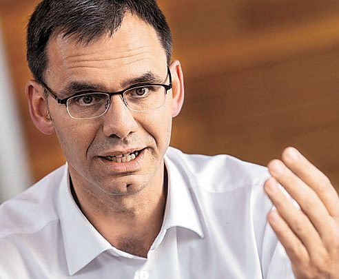Wir müssen gemeinsam und kompromisslos für unsere europäischen Werte, die Demokratie und die Grundrechte aller Menschen eintreten. Es braucht hartes und konsequentes Durchgreifen gegen den Dschihadismus. Die höchstgerichtlich außer Kraft gesetzte Vorratsdatenspeicherung muss nochmals auf eine mögliche Umsetzung geprüft und die Exekutive und der Verfassungsschutz in Österreich ausreichend finanziell und personell ausgestattet werden. Markus Wallner, Landeshauptmann (ÖVP)