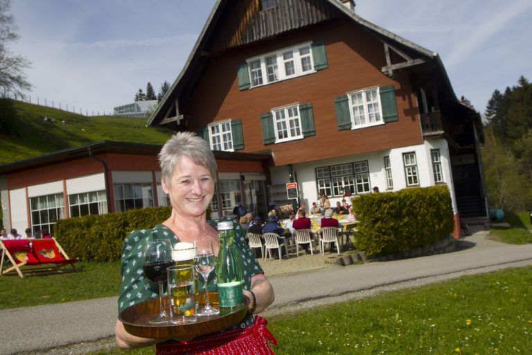 Wirtin Silvana Friedrich sagt heute nach 22 Jahren adieu zu ihrer Pfänderdohle.  Foto: VN/Paulitsch