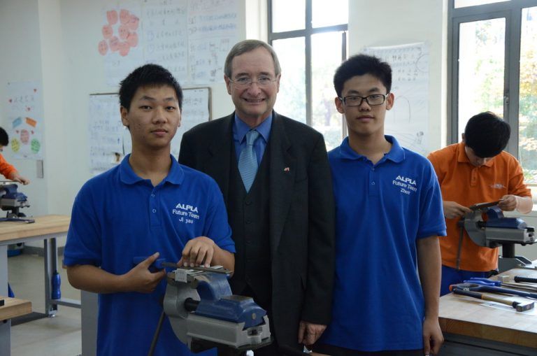 Wirtschaftskammer-Präsident Christoph Leitl mit den Alpla-Lehrlingen in Schanghai.  Foto: sca  