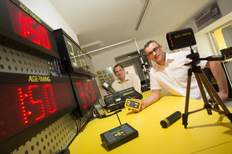 Wolfgang Auer und Wolfgang Alge haben zusammen die Weltneuheit „Wireless Timing Network (WTN)“ entwickelt. Foto: VN/Hartinger