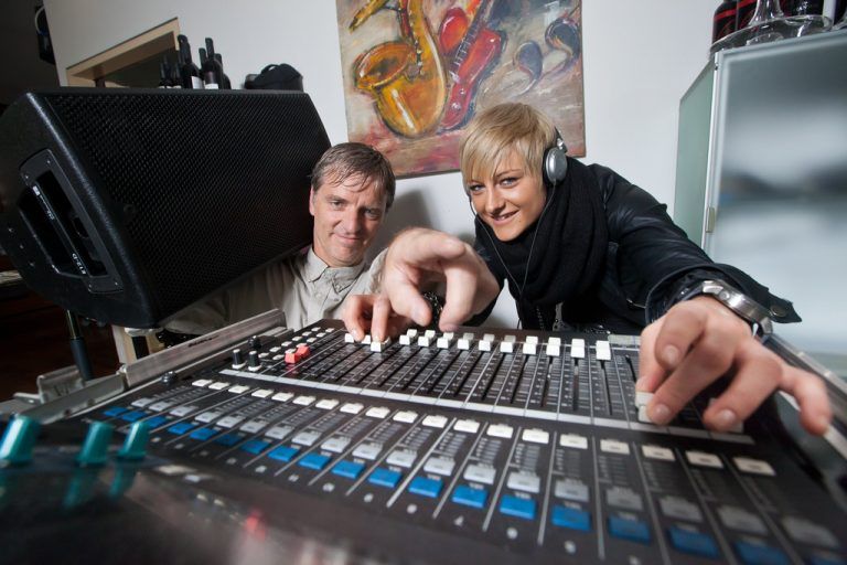 Wolfgang und Sarah Preuß haben die „Wirtschaft“ zur ersten Adresse für  Musik und Kabarett gemacht.  Foto: VN/Steurer